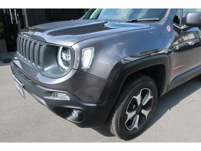 ジープ・レネゲード トレイルホーク　４ＷＤ　後期型　純正ナビ　後期型／４ＷＤ車／純正ナビ／フルセグＴＶ／Ｂトゥース／Ｂカメラ／ＬＥＤヘッドライト／オートライト／ＬＥＤフォグランプ／純正１７インチＡＷ／ルーフレール／スマートキー／プッシュスタート／電子パーキング（48枚目）
