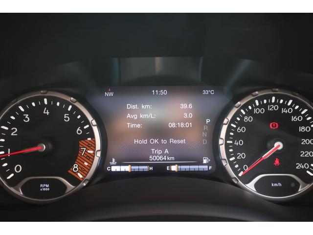 ジープ・レネゲード トレイルホーク　４ＷＤ　後期型　純正ナビ　後期型／４ＷＤ車／純正ナビ／フルセグＴＶ／Ｂトゥース／Ｂカメラ／ＬＥＤヘッドライト／オートライト／ＬＥＤフォグランプ／純正１７インチＡＷ／ルーフレール／スマートキー／プッシュスタート／電子パーキング（54枚目）