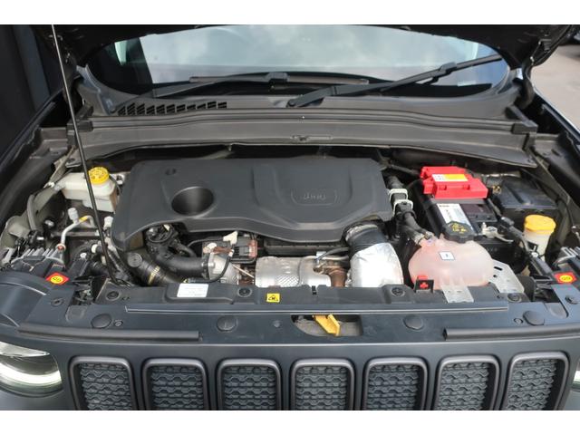 ジープ・レネゲード トレイルホーク　４ＷＤ　後期型　純正ナビ　後期型／４ＷＤ車／純正ナビ／フルセグＴＶ／Ｂトゥース／Ｂカメラ／ＬＥＤヘッドライト／オートライト／ＬＥＤフォグランプ／純正１７インチＡＷ／ルーフレール／スマートキー／プッシュスタート／電子パーキング（56枚目）