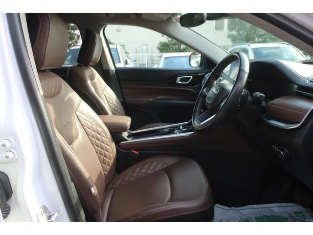 ジープ・コマンダー リミテッド　４ＷＤ　後期型　Ａｐｐｌｅ　Ｃａｒ　Ｐｌａｙ対応　ナビ／ＵＳＢ／Ｂトゥース／Ｂカメラ／全方位カメラ／レザーシート／パワーシート／シートヒーター／ステアリングヒーター／パワーバックドア／ＬＥＤヘッドライト／ＬＥＤフォグ／純正１８インチＡＷ（17枚目）