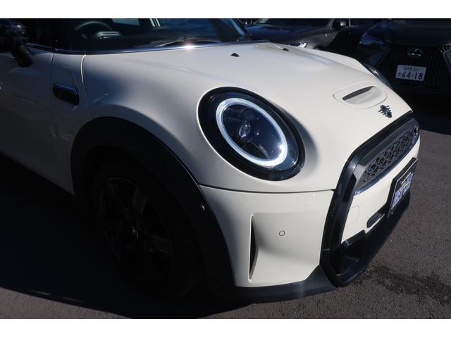 MINI クーパーSD クラシック・トリム 後期型 ディーゼルターボ Apple Car PLay対応ディスプレイオーディオ/USB/Bトゥース/Bカメラ/ハーフレザーシート/LEDヘッドライト/デュアルマフラー/純正17インチグロスブラックAW/ユニオンジャックミラー(46枚目)