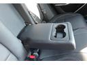 後部座席用格納式アームレスト&ドリンクホルダー装備♪