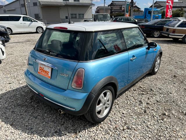 ＭＩＮＩ クーパー　ユーザー買取車　３ドア　ナビ　ＥＴＣ　純正アルミ　ツートンカラー　ＣＤオーディオ　キーレスエントリー　エアバックパワーステアリング　盗難防止システム　車検２年付き　スペアキー（2枚目）