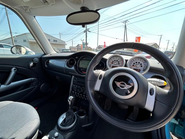 ＭＩＮＩ クーパー　ユーザー買取車　３ドア　ナビ　ＥＴＣ　純正アルミ　ツートンカラー　ＣＤオーディオ　キーレスエントリー　エアバックパワーステアリング　盗難防止システム　車検２年付き　スペアキー（4枚目）
