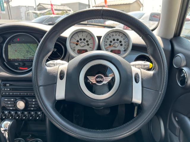 ＭＩＮＩ クーパー　ユーザー買取車　３ドア　ナビ　ＥＴＣ　純正アルミ　ツートンカラー　ＣＤオーディオ　キーレスエントリー　エアバックパワーステアリング　盗難防止システム　車検２年付き　スペアキー（5枚目）
