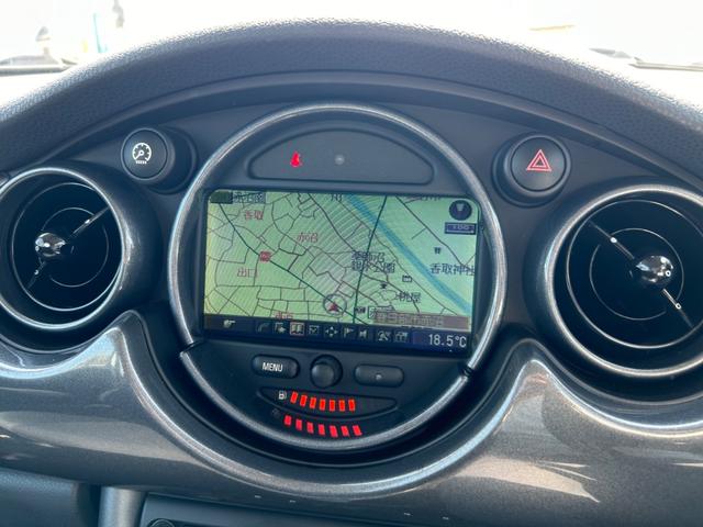 ＭＩＮＩ クーパー　ユーザー買取車　３ドア　ナビ　ＥＴＣ　純正アルミ　ツートンカラー　ＣＤオーディオ　キーレスエントリー　エアバックパワーステアリング　盗難防止システム　車検２年付き　スペアキー（7枚目）
