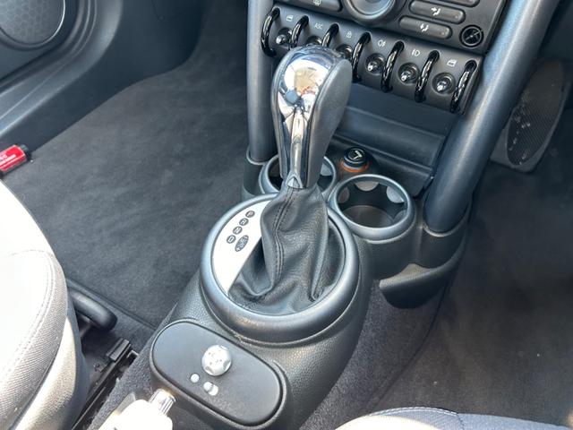 ＭＩＮＩ クーパー　ユーザー買取車　３ドア　ナビ　ＥＴＣ　純正アルミ　ツートンカラー　ＣＤオーディオ　キーレスエントリー　エアバックパワーステアリング　盗難防止システム　車検２年付き　スペアキー（10枚目）