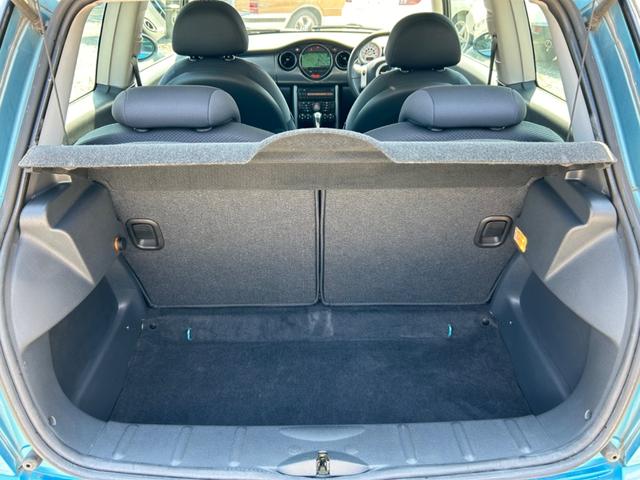 ＭＩＮＩ クーパー　ユーザー買取車　３ドア　ナビ　ＥＴＣ　純正アルミ　ツートンカラー　ＣＤオーディオ　キーレスエントリー　エアバックパワーステアリング　盗難防止システム　車検２年付き　スペアキー（25枚目）