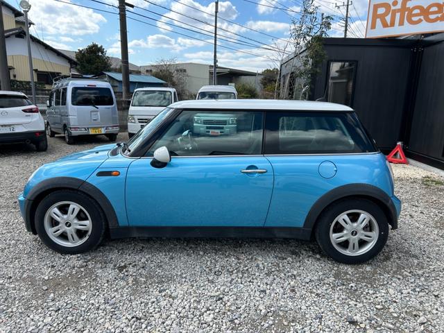 ＭＩＮＩ クーパー　ユーザー買取車　３ドア　ナビ　ＥＴＣ　純正アルミ　ツートンカラー　ＣＤオーディオ　キーレスエントリー　エアバックパワーステアリング　盗難防止システム　車検２年付き　スペアキー（31枚目）