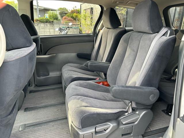 セカンドシートも広く大人が座っても快適です。