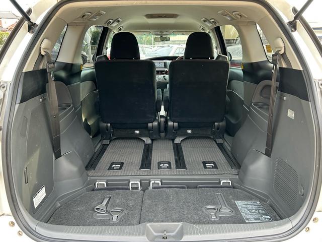 後席を収納すれば広いラゲッジルームになります。