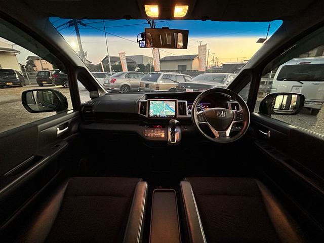 ステップワゴンスパーダ Ｚ　クールスピリット　無限エアロ　純正９型ＳＤナビ　Ｂｌｕｅｔｏｏｔｈ　ＴＶ　走行中視聴　フリップダウンモニター　前後ドライブレコーダー　バックカメラ　純正アルミ　スマートキー　スペアキー　３列目格納　８人乗り（6枚目）