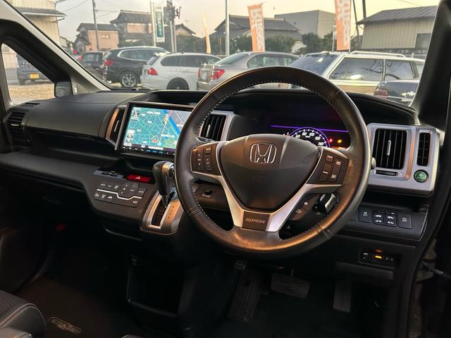 ステップワゴンスパーダ Ｚ　クールスピリット　無限エアロ　純正９型ＳＤナビ　Ｂｌｕｅｔｏｏｔｈ　ＴＶ　走行中視聴　フリップダウンモニター　前後ドライブレコーダー　バックカメラ　純正アルミ　スマートキー　スペアキー　３列目格納　８人乗り（7枚目）