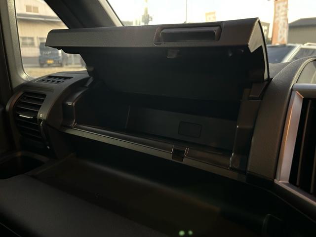 ステップワゴンスパーダ Ｚ　クールスピリット　無限エアロ　純正９型ＳＤナビ　Ｂｌｕｅｔｏｏｔｈ　ＴＶ　走行中視聴　フリップダウンモニター　前後ドライブレコーダー　バックカメラ　純正アルミ　スマートキー　スペアキー　３列目格納　８人乗り（25枚目）