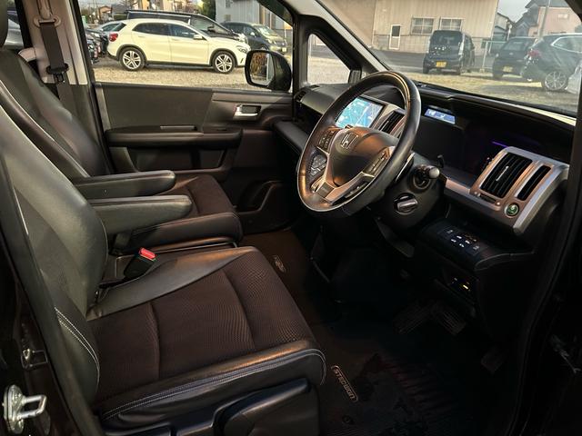 ステップワゴンスパーダ Ｚ　クールスピリット　無限エアロ　純正９型ＳＤナビ　Ｂｌｕｅｔｏｏｔｈ　ＴＶ　走行中視聴　フリップダウンモニター　前後ドライブレコーダー　バックカメラ　純正アルミ　スマートキー　スペアキー　３列目格納　８人乗り（29枚目）