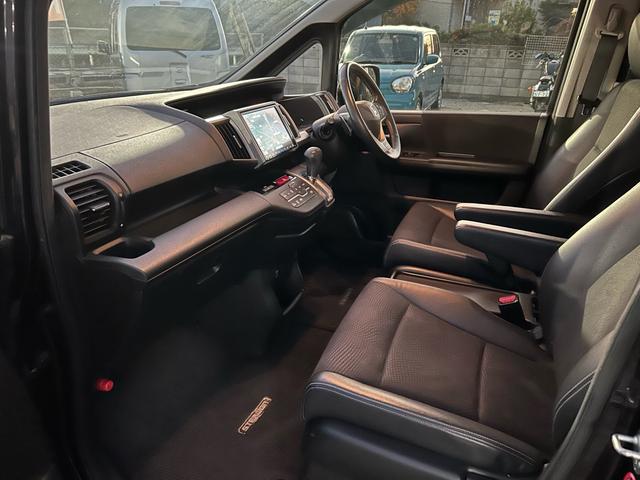 ステップワゴンスパーダ Ｚ　クールスピリット　無限エアロ　純正９型ＳＤナビ　Ｂｌｕｅｔｏｏｔｈ　ＴＶ　走行中視聴　フリップダウンモニター　前後ドライブレコーダー　バックカメラ　純正アルミ　スマートキー　スペアキー　３列目格納　８人乗り（31枚目）