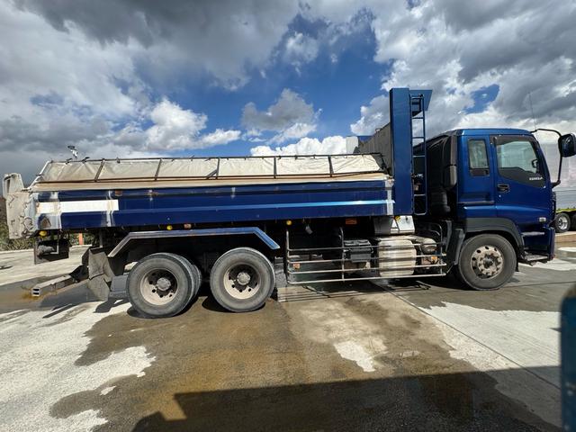 ギガ ベースグレード　ベッド付　極東製ボディ　荷台６２９９・２３０３　４００馬力　８速Ｍ／Ｔ　ＨｉＬｏ付　１６段変速（9枚目）