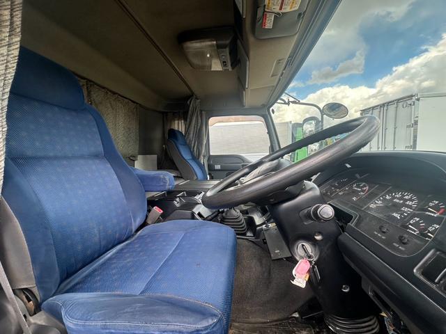 ギガ ベースグレード　ベッド付　極東製ボディ　荷台６２９９・２３０３　４００馬力　８速Ｍ／Ｔ　ＨｉＬｏ付　１６段変速（13枚目）