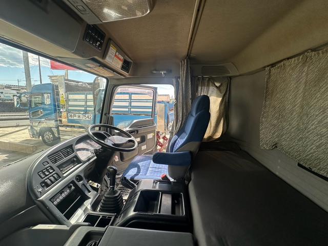 ギガ ベースグレード　ベッド付　極東製ボディ　荷台６２９９・２３０３　４００馬力　８速Ｍ／Ｔ　ＨｉＬｏ付　１６段変速（16枚目）