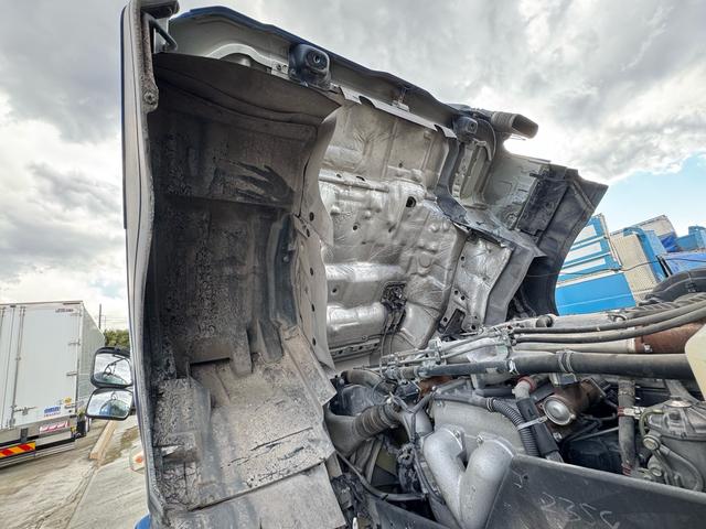 ギガ ベースグレード　ベッド付　極東製ボディ　荷台６２９９・２３０３　４００馬力　８速Ｍ／Ｔ　ＨｉＬｏ付　１６段変速（19枚目）