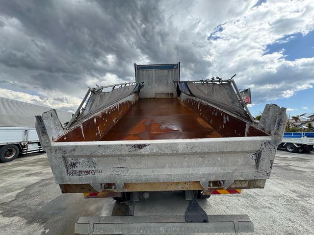 ギガ ベースグレード　ベッド付　極東製ボディ　荷台６２９９・２３０３　４００馬力　８速Ｍ／Ｔ　ＨｉＬｏ付　１６段変速（25枚目）