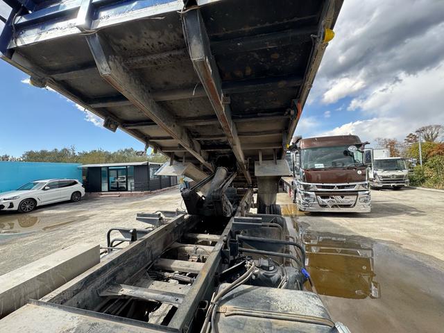 ギガ ベースグレード　ベッド付　極東製ボディ　荷台６２９９・２３０３　４００馬力　８速Ｍ／Ｔ　ＨｉＬｏ付　１６段変速（26枚目）