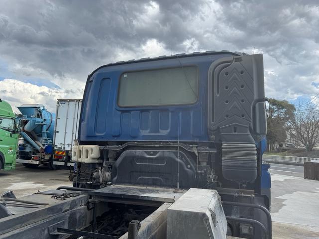 ギガ ベースグレード　ベッド付　極東製ボディ　荷台６２９９・２３０３　４００馬力　８速Ｍ／Ｔ　ＨｉＬｏ付　１６段変速（27枚目）