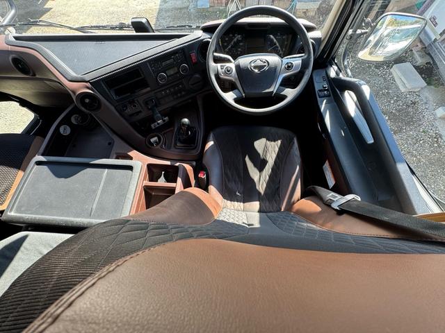 プロフィア ベースグレード　Ｅ１３Ｃ　４５０馬力　７速Ｍ／Ｔ　ギャップシールド　スライドカプラー　ハイルーフ　ベッド（11枚目）