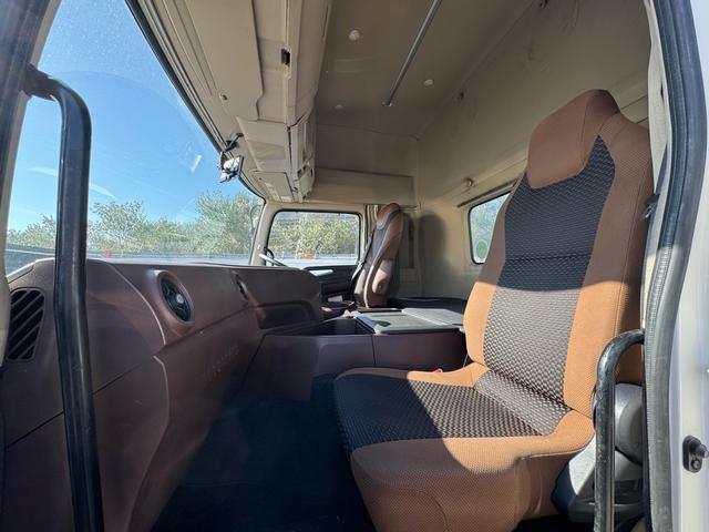 プロフィア ベースグレード　Ｅ１３Ｃ　４５０馬力　７速Ｍ／Ｔ　ギャップシールド　スライドカプラー　ハイルーフ　ベッド（13枚目）