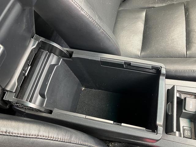 カムリ ハイブリッド　レザーパッケージ　本革シート　前席シートヒーター　盗難防止装置　アイドリングストップ　横滑り防止　ナビ　クルコン　バックカメラ　パワーシート　ＤＶＤ再生　ＵＳＢ　ＡＢＳ　サイドカーテンエアバック　ＨＤＤナビ　エアバッグ（40枚目）