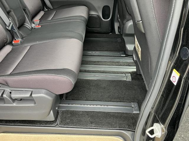 セレナ ハイウェイスター　フルフラット　衝突安全ボディ　ダブルエアコン　スマートキー＆プッシュスタート　ベンチシート　キーレス　横滑防止装置　ダブルエアバック　ＡＢＳ　エアバック　パワーウインドウ　ウォークスルー　オートライト（18枚目）