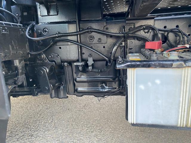 デュトロ ２台積キャリアカー　細谷車体　自動歩み　積載３．１５ｔ　Ｆ６　６速　マニュアル　二台積　車載車（33枚目）