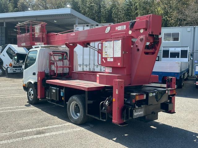デュトロ 高所作業車　アイチ　ＳＫ１７Ａ　作業床高さ１７．１ｍ　バケット２００ｋｇ　走行３５千ｋｍ　Ｆ５　５速　マニュアル（5枚目）