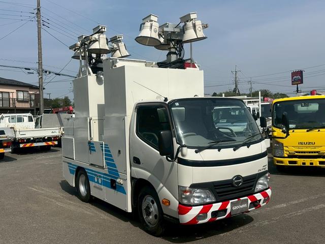 デュトロ 照明車　４ＷＤ　走行１０千ｋｍ　発電機　デンヨー　照度７５ルクス　メタルハイドランプ　照明機伸縮　旋回角度０〜３５０°　地上高１０．２ｍ　照明６つ（3枚目）