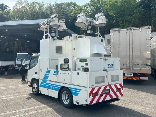 デュトロ 照明車　４ＷＤ　走行１０千ｋｍ　発電機　デンヨー　照度７５ルクス　メタルハイドランプ　照明機伸縮　旋回角度０〜３５０°　地上高１０．２ｍ　照明６つ（5枚目）