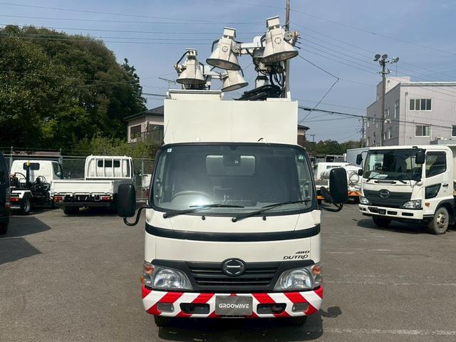 デュトロ 照明車　４ＷＤ　走行１０千ｋｍ　発電機　デンヨー　照度７５ルクス　メタルハイドランプ　照明機伸縮　旋回角度０〜３５０°　地上高１０．２ｍ　照明６つ（6枚目）