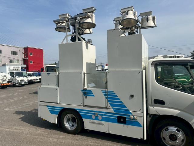 デュトロ 照明車　４ＷＤ　走行１０千ｋｍ　発電機　デンヨー　照度７５ルクス　メタルハイドランプ　照明機伸縮　旋回角度０〜３５０°　地上高１０．２ｍ　照明６つ（7枚目）