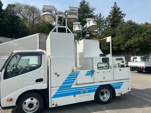 デュトロ 照明車　４ＷＤ　走行１０千ｋｍ　発電機　デンヨー　照度７５ルクス　メタルハイドランプ　照明機伸縮　旋回角度０〜３５０°　地上高１０．２ｍ　照明６つ（8枚目）