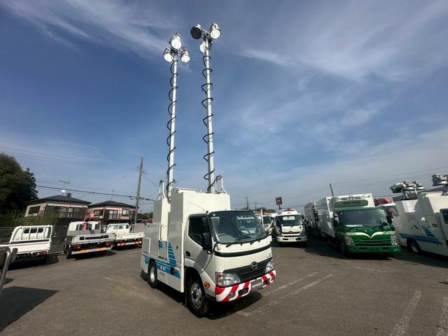 デュトロ 照明車　４ＷＤ　走行１０千ｋｍ　発電機　デンヨー　照度７５ルクス　メタルハイドランプ　照明機伸縮　旋回角度０〜３５０°　地上高１０．２ｍ　照明６つ（10枚目）