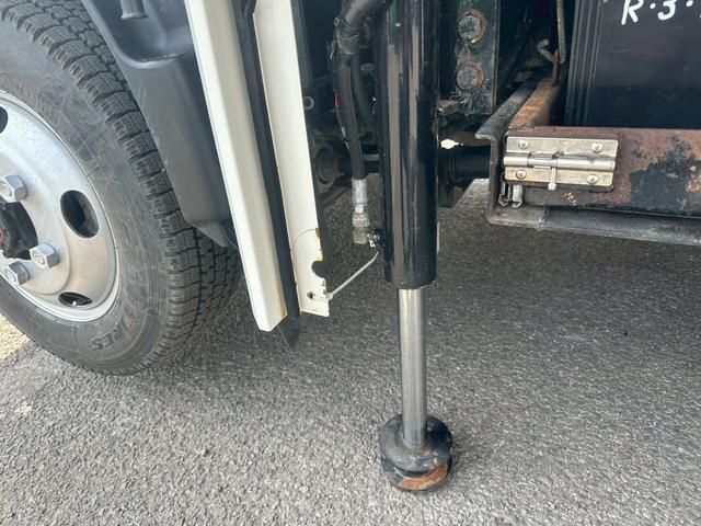 デュトロ 照明車　４ＷＤ　走行１０千ｋｍ　発電機　デンヨー　照度７５ルクス　メタルハイドランプ　照明機伸縮　旋回角度０〜３５０°　地上高１０．２ｍ　照明６つ（16枚目）