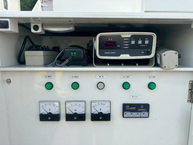 デュトロ 照明車　４ＷＤ　走行１０千ｋｍ　発電機　デンヨー　照度７５ルクス　メタルハイドランプ　照明機伸縮　旋回角度０〜３５０°　地上高１０．２ｍ　照明６つ（17枚目）