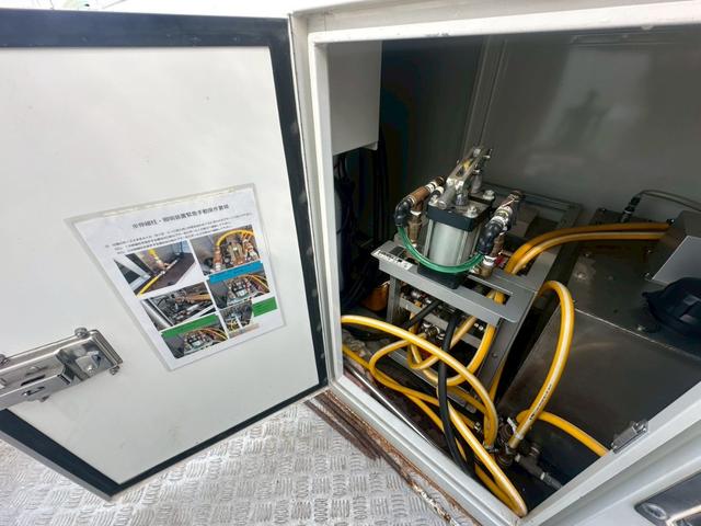 デュトロ 照明車　４ＷＤ　走行１０千ｋｍ　発電機　デンヨー　照度７５ルクス　メタルハイドランプ　照明機伸縮　旋回角度０〜３５０°　地上高１０．２ｍ　照明６つ（28枚目）