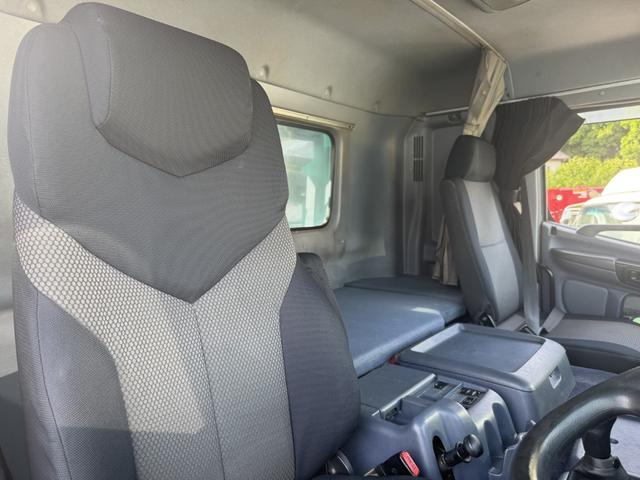 プロフィア セルフローダー　重機運搬車　４軸低床　フジタボデー　ウインチ　自動あゆみ　８，８５０×２，４００　積載１１．５ｔ　Ｆ７　７速　マニュアル　車検付　アルミホイール　スタンションホール６個　引出しフック４対　丸かんフック４個（35枚目）