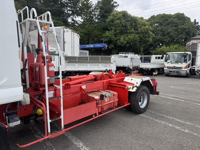 フォワード アームロール　ベッド付　新明和　ＣＣＡ４４－３１　ツインホイスト　キャブバックステップ　積載３．８ｔ　Ｆ６　６速　マニュアル　脱着装置付コンテナ専用車　コンテナ車　４ｔアームロール　４トンアームロール（8枚目）