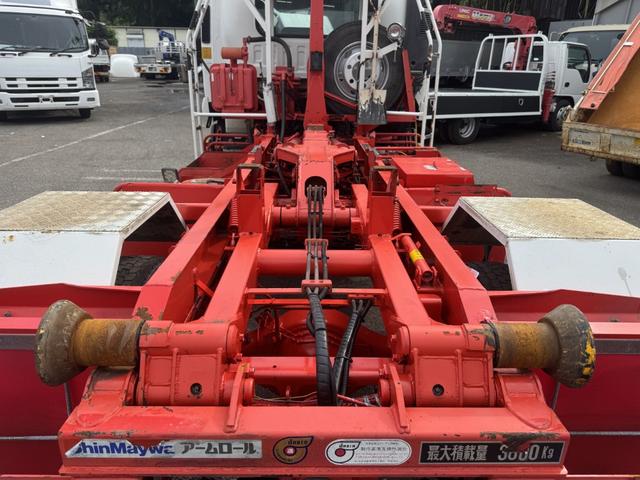 フォワード アームロール　ベッド付　新明和　ＣＣＡ４４－３１　ツインホイスト　キャブバックステップ　積載３．８ｔ　Ｆ６　６速　マニュアル　脱着装置付コンテナ専用車　コンテナ車　４ｔアームロール　４トンアームロール（10枚目）