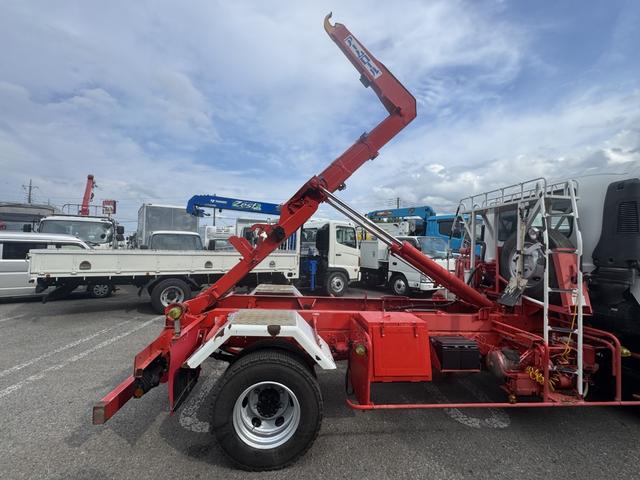 フォワード アームロール　ベッド付　新明和　ＣＣＡ４４－３１　ツインホイスト　キャブバックステップ　積載３．８ｔ　Ｆ６　６速　マニュアル　脱着装置付コンテナ専用車　コンテナ車　４ｔアームロール　４トンアームロール（12枚目）