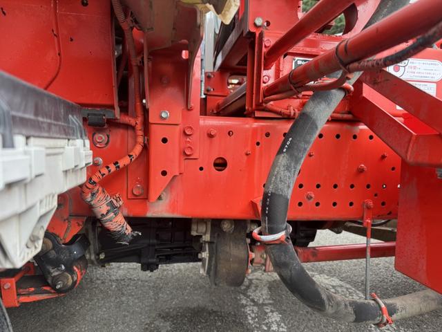 フォワード アームロール　ベッド付　新明和　ＣＣＡ４４－３１　ツインホイスト　キャブバックステップ　積載３．８ｔ　Ｆ６　６速　マニュアル　脱着装置付コンテナ専用車　コンテナ車　４ｔアームロール　４トンアームロール（23枚目）