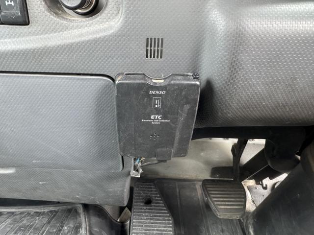 フォワード アームロール　ベッド付　新明和　ＣＣＡ４４－３１　ツインホイスト　キャブバックステップ　積載３．８ｔ　Ｆ６　６速　マニュアル　脱着装置付コンテナ専用車　コンテナ車　４ｔアームロール　４トンアームロール（27枚目）