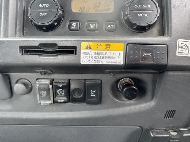 フォワード アームロール　ベッド付　新明和　ＣＣＡ４４－３１　ツインホイスト　キャブバックステップ　積載３．８ｔ　Ｆ６　６速　マニュアル　脱着装置付コンテナ専用車　コンテナ車　４ｔアームロール　４トンアームロール（31枚目）