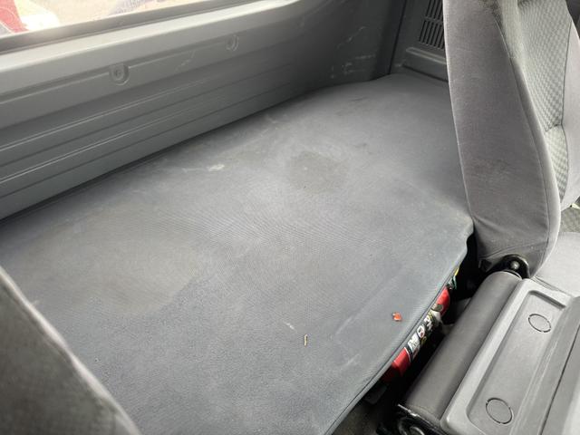 フォワード アームロール　ベッド付　新明和　ＣＣＡ４４－３１　ツインホイスト　キャブバックステップ　積載３．８ｔ　Ｆ６　６速　マニュアル　脱着装置付コンテナ専用車　コンテナ車　４ｔアームロール　４トンアームロール（33枚目）